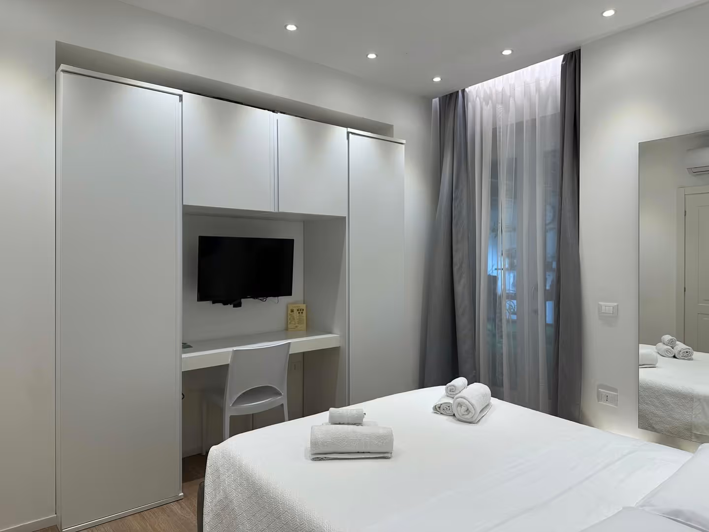 69bd73052e4db74a5231e8b8 co luxury suite carolines room 3