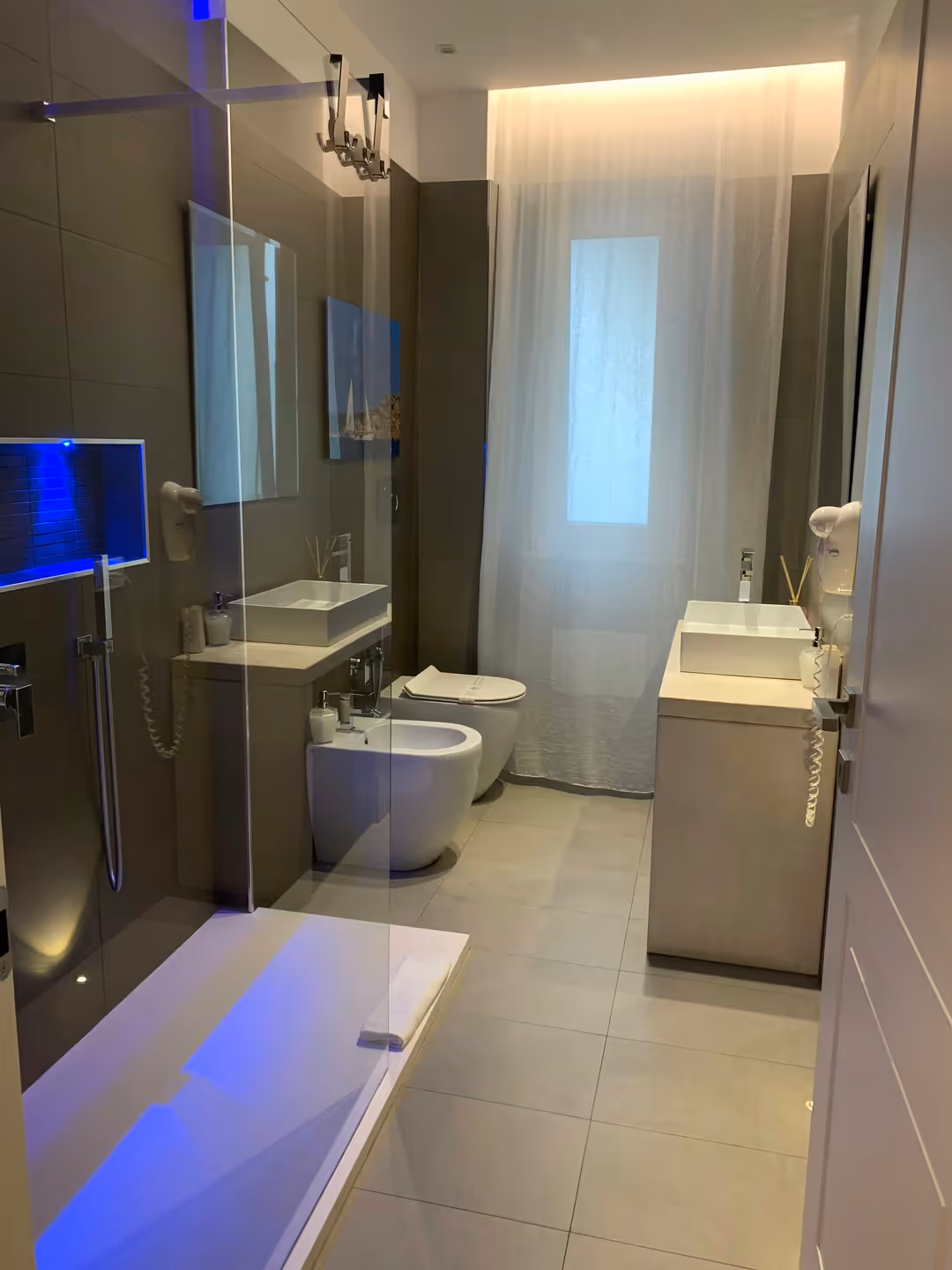 69bd73052e4db74a5231e8c0 co luxury suite john johns 1