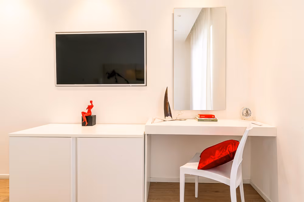 69bd73052e4db74a5231e8c1 co luxury suite john johns 3