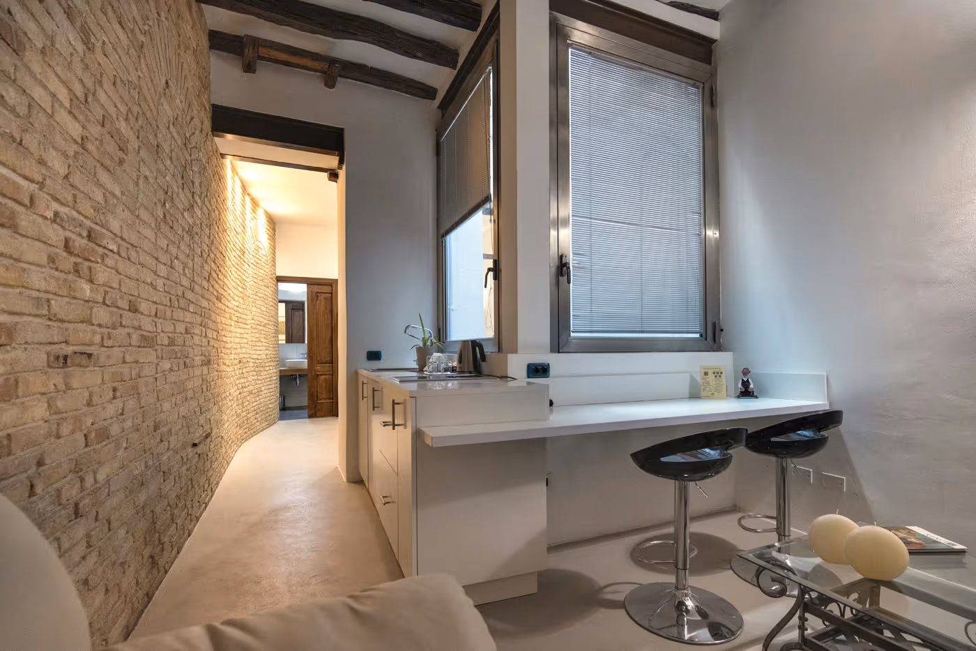 69bd73052e4db74a5231e8d7 savoia deluxe room 1 copertina