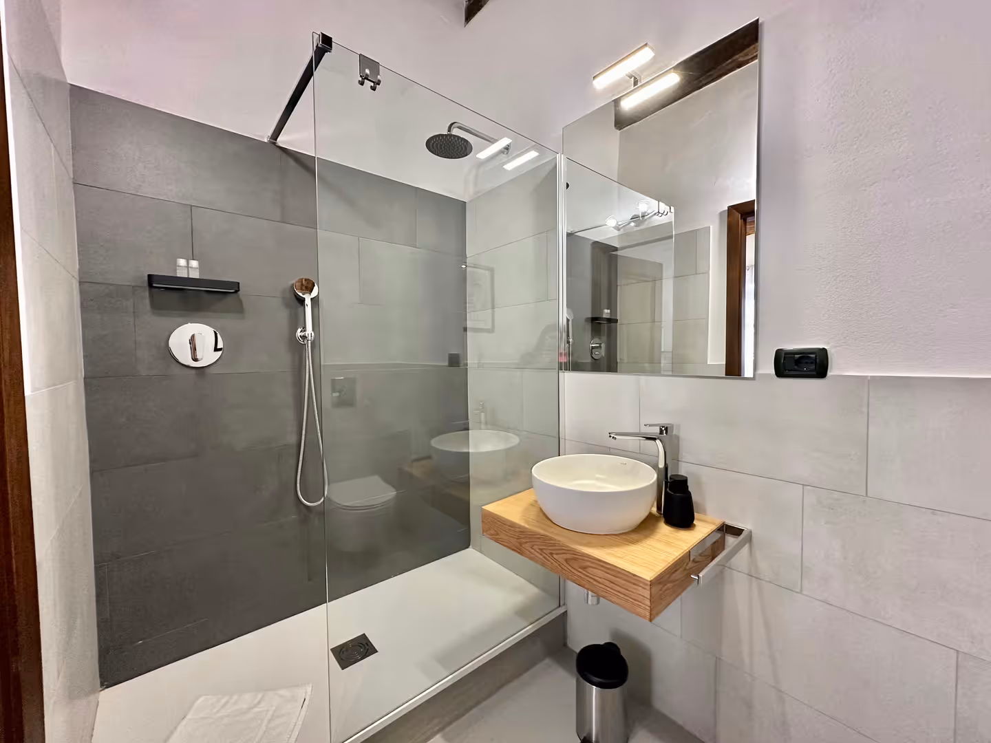 69bd73052e4db74a5231e8ee savoia deluxe room 3 3