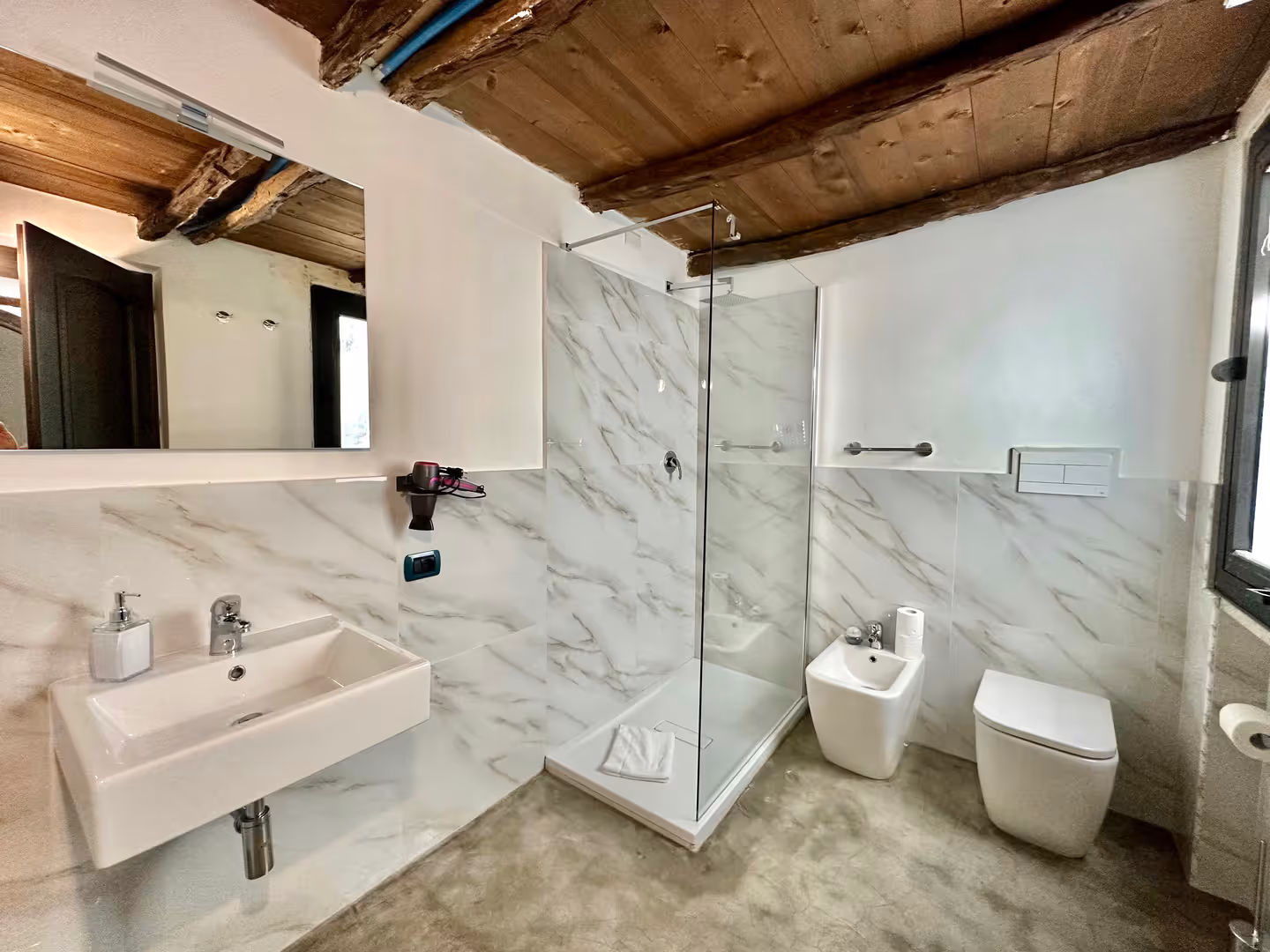 69bd73052e4db74a5231e910 savoia deluxe rooms ii camera 5 1